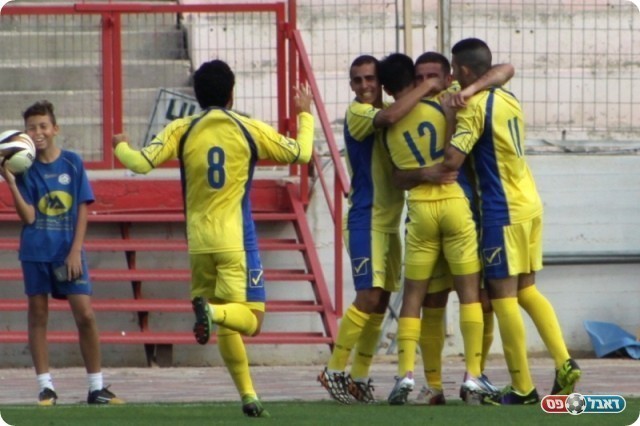 חוגגים עם אפריאט את ה-1:1. שחקני ב"ש (שי מוגילבסקי, אתר eyoya)